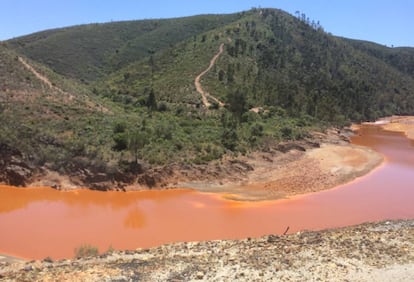 El río Tinto a su paso por la estación de Los Frailes.