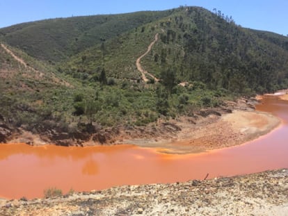 El río Tinto a su paso por la estación de Los Frailes.