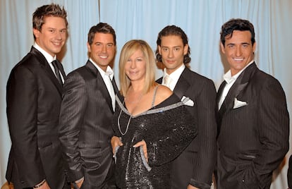 Barbra Streisand y Il Divo, durante la gira que realizaron juntos en 2006. Marín es el primero por la derecha.