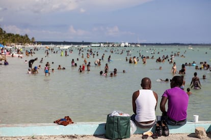 Aunque como destino turístico ha predido lustre y prestigio, los fines de semana, como el que ilustra la foto, las playas de Boca Chica se siguen llenando. Es una de las playas más cercanas a Santo Domingo, la capital, así que es frecuentada a menudo por sus habitantes.