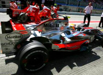 Un bólido de McLaren y, al fondo, otro de Ferrari durante el Gran Premio de Montmeló.