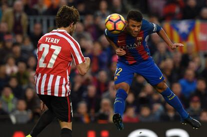 El centrocampista brasileño Rafinha  cabecea un balón ante la oposición del defensa del Athletic de Bilbao, Yeray Álvarez.