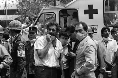 Plácido Domingo ayudando en las labores de rescate.