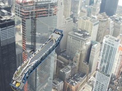 Instalación de una de las escaleras metálicas del One World Trade Center.