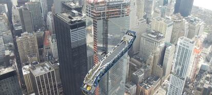 Instalación de una de las escaleras metálicas del One World Trade Center.