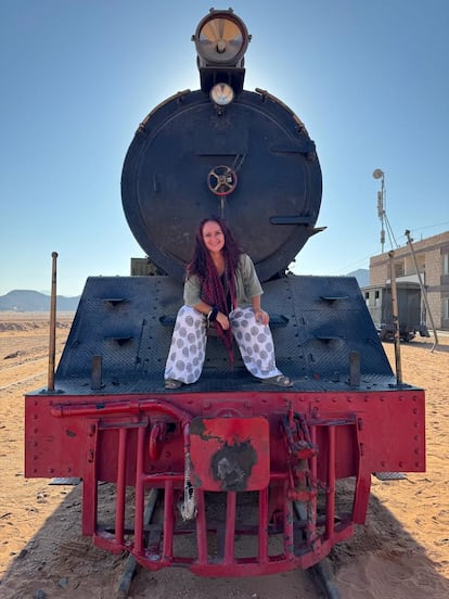 Emma en los trenes de Aqaba (Jordania), cerca de la frontera saudí.