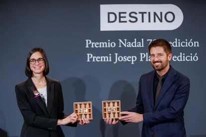 Inés Martín Rodrigo y Toni Cruanyes posan con sus premios Nadal y Josep Pla, respectivamente, el pasado 6 de enero.