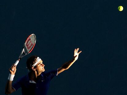Roger Federer se dispone a dar un mate ante al checo Tomas Berdych.