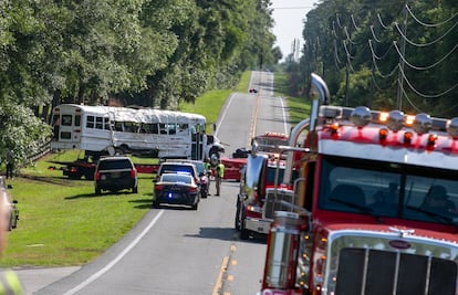 Un camión que llevaba al trabajo a 50 migrantes se volcó al chocar con una camioneta, muriendo ocho de ellos, el 14 de mayo en Florida.
