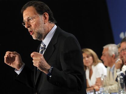 El líder del Partido Popular, Mariano Rajoy, durante su intervención en la reunión de alcaldes del PP en Sevilla.