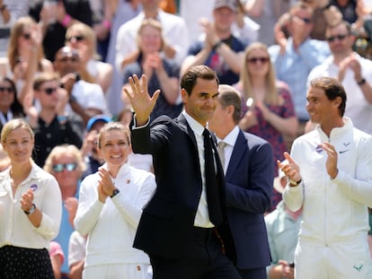 Federer desfila delante de Nadal durante el acto de este domingo en la central de Wimbledon.