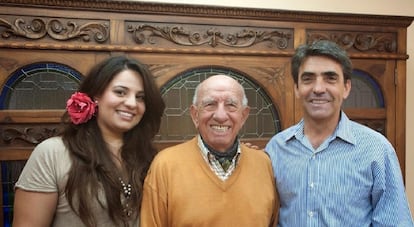 Pilar Martín, junto a su abuelo y su padre en una foto de 2015.