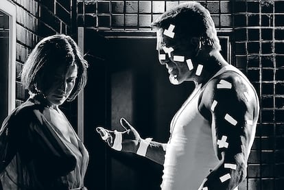 Mickey Rourke y Carla Gugino en la película 'Sin City'