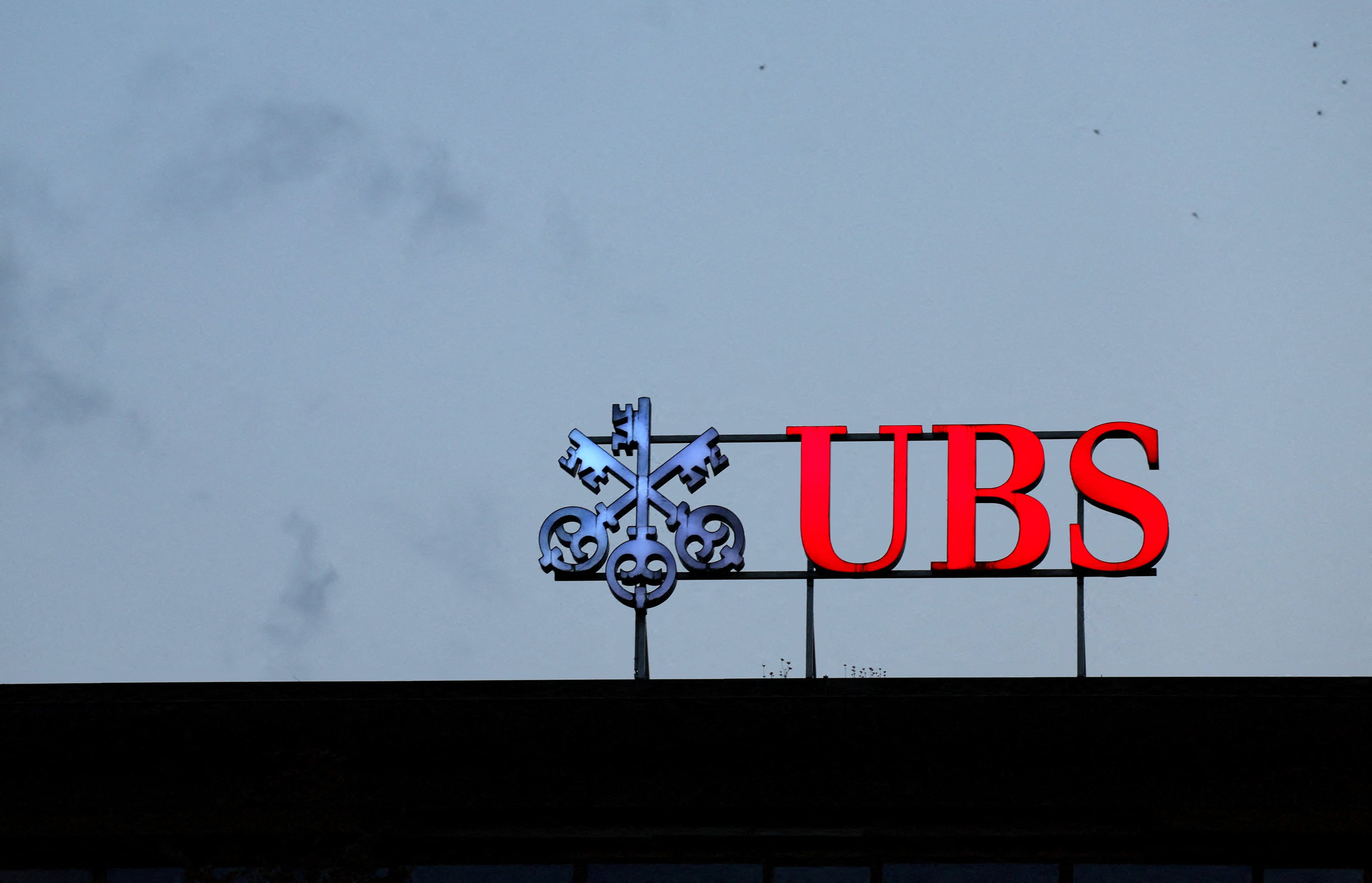 Logo de UBS en la sede de Zúrich