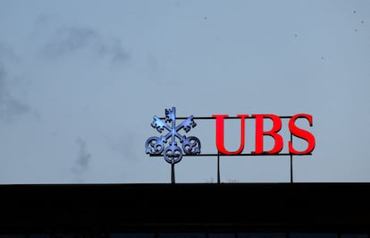 Logo del banco UBS en una sede de Zúrich.