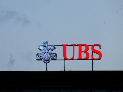 Logo del banco UBS en una sede de Zúrich.