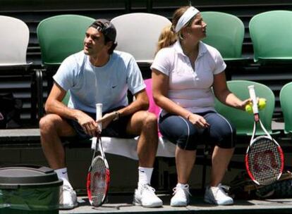 Roger Federer y Mirka Vavrinec, durante un entrenamiento.