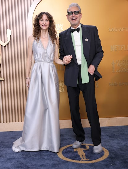 Emilie Livingston y Jeff Goldblum posaron juntos a su llegada.