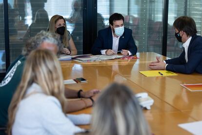 Teresa González y Cristian Carneado (PSC), hablando, ayer, con Àlex Montornès (ERC) en la reunión sobre la moción de censura. / A. GARCIA