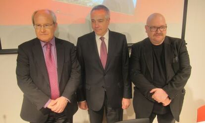 De izquierda a derecha, José Montilla, Pere Navarro y Xavi Casinos, autor del libro.