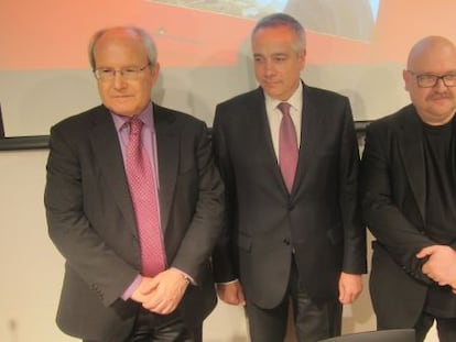 De izquierda a derecha, José Montilla, Pere Navarro y Xavi Casinos, autor del libro.