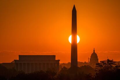 Amanece tras el monumento Washington (EE.UU).