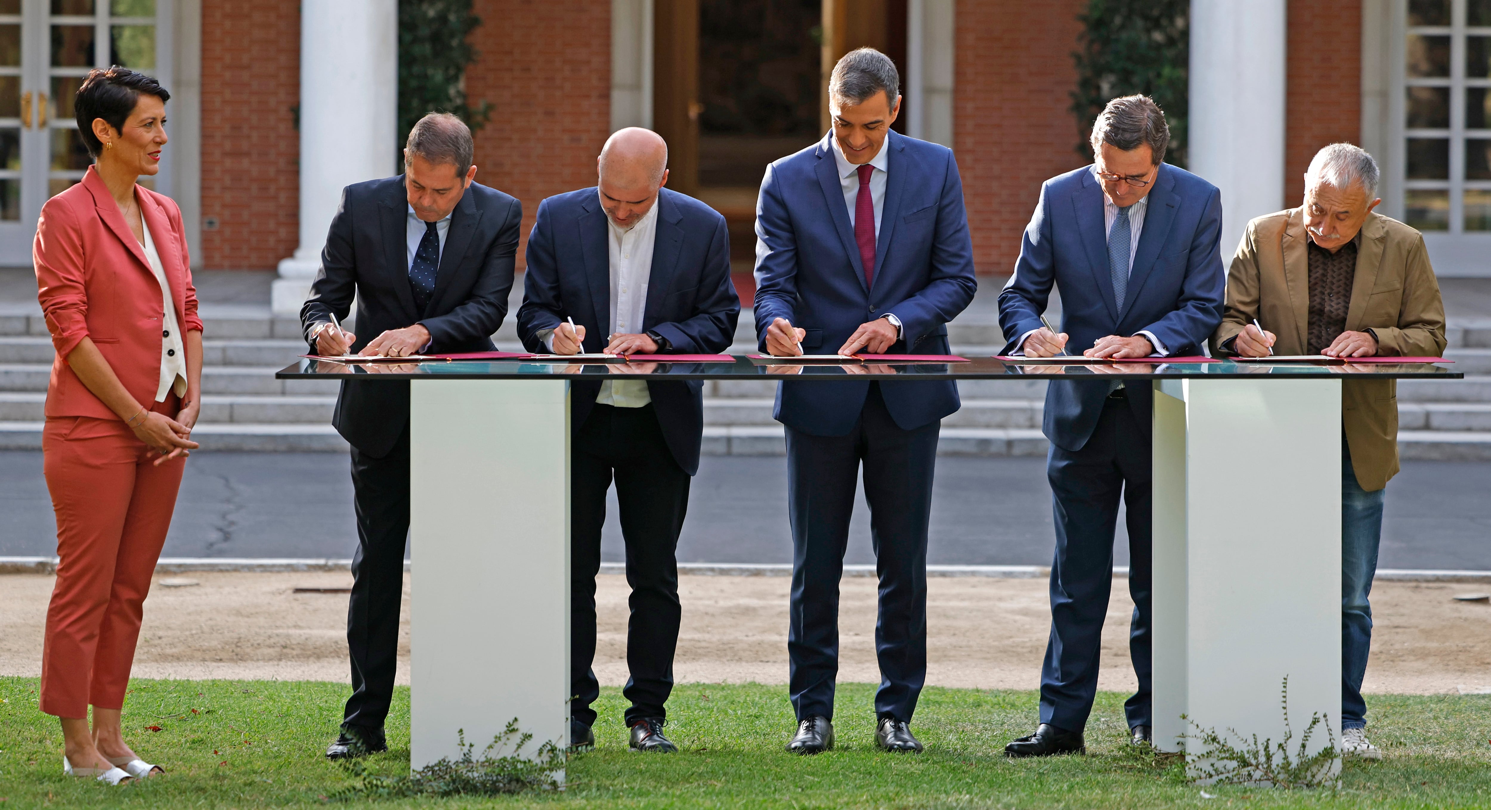 El Gobierno y los agentes sociales firman el acuerdo que contiene esta nueva vía para anticipar la jubilación en actividades penosas, el 18 de septiembre de 2024.