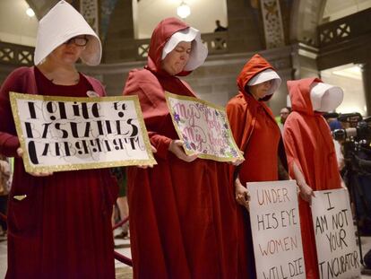 Activistas a favor del derecho al aborto, en Misuri.