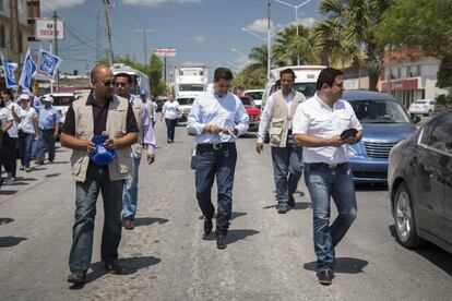 El aspirante del PAN a Tamaulipas, Francisco Garc&iacute;a, rodeado de guardaespaldas. 