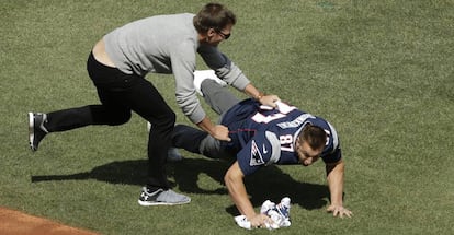 Brady detiene a su compañero Gronkowski