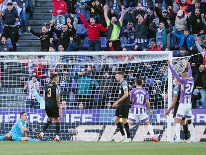 VALLADOLID, 05/11/2022.- Los jugadores del Valladolid celebran el 1-0 durante el partido correspondiente a la decimotercera jornada de LaLiga entre el Real Valladolid CF y el Elche CF disputado este sábado en el estadio José Zorrilla de Valladolid. EFE/ R. García
