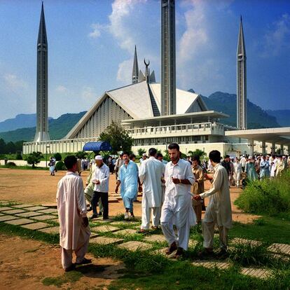 En Islamabad, capital de Pakistán, el ‘País de los puros’, se encuentra una de las mayores mezquitas del planeta, la Rey Faisal, financiada por Arabia Saudí y con capacidad para más de 100.000 fieles. Esta imagen es del aniversario de los atentados de las Torres Gemelas. Los dos periodistas no tuvieron ningún problema en adentrarse ese viernes simbólico en este centro de oración.