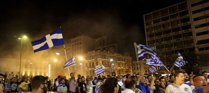 Un nutrido grupo de seguidores se concentró en la plaza de Omonia para celebrar el triunfo ante Rusia.