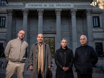 De izquierda a derecha, Fernando García, Ernesto Pérez, Leonor García y Antonio Carpallo, víctimas de abusos sexuales en colegios religiosos, frente al Congreso de los Diputados.