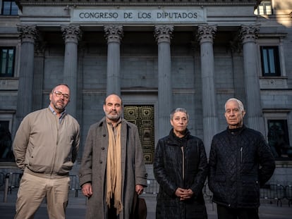 Cuatro víctimas abusos de la iglesia frente al Congreso de los Diputados, en enero de 2022.