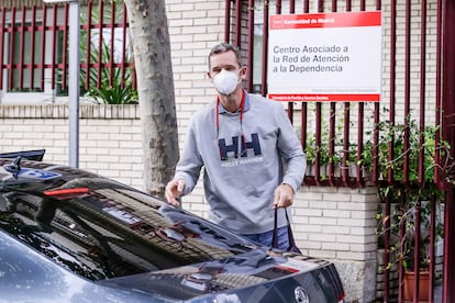 Iñaki Urdangarin llega al lugar donde presta voluntariado, en Pozuelo de Alarcón (Madrid).