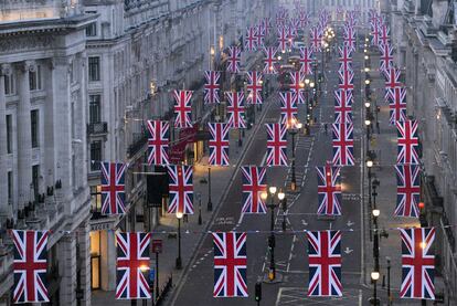 Banderas de Reino Unido ya adornan Regent Street para el próximo enlace real.