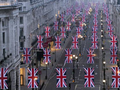 Banderas de Reino Unido ya adornan Regent Street para el próximo enlace real.