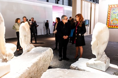 Pilar Gil, vicepresidenta del grupo Prisa, charla con Jaume Plensa en el stand de EL PAÍS. 