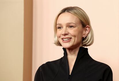 Carey Mulligan, nominada a la mejor actriz protagonista por su papel de Felicia Montealegre en 'Maestro', sonríe a los fotógrafos a su llegada al Beverly Hilton.