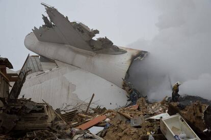 Restes de l'avió després d'estavellar-se en una zona residencial de Bixkek.