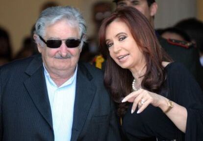 Uruguayan President José Mujica speaks with Cristina Fernández de Kirchner of Argentina during the Mercosur Summit.