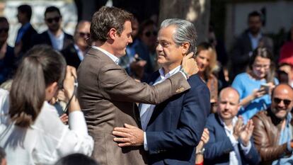 Albert Rivera se abraza a Marcos de Quinto, su número dos al Congreso por Madrid, el 16 de marzo.