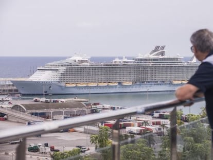 El mayor crucero del mundo, Oasis of the Seas, llega a Barcelona.