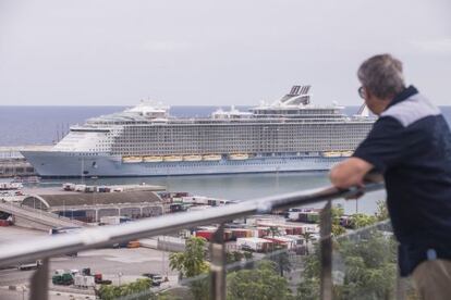 El mayor crucero del mundo, Oasis of the Seas, llega a Barcelona.