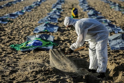 Voluntário em ato da ONG Rio de Paz, em Copacabana, em protesto pelos 400.000 mortos pela covid-19 no Brasil, em 30 de abril.