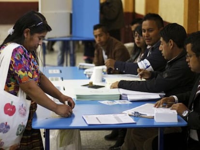 Una mujer deposita su voto en un colegio electoral durante las elecciones generales en San Pedro Sacatepéquez.