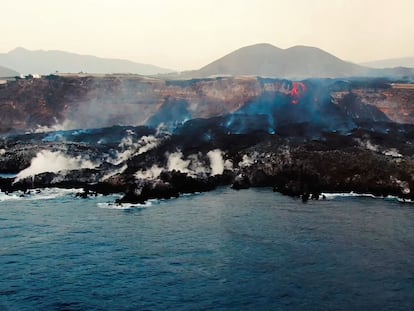 This image grab taken from a video provided by the Spanish Institute of Oceanography (IEO-CSIC) shows an aerial shot from the oceanographic vessel Ramon Margalef (IEO) of the delta formed on the coast from the lava of the Cumbre Vieja volcano, on the Canary Island of La Palma on October 4, 2021 - Scientists from Institute of Marine Sciences of Andalusia, belonging for the Spanish National Research Council, captured the delta formed by the lava flowing from the Cumbre Vieja volcano on the Spanish island of La Palma. (Photo by Handout / IEO-CSIC (Spanish Institute of Oceanography) / AFP) / RESTRICTED TO EDITORIAL USE - MANDATORY CREDIT "AFP PHOTO /  HANDOUT / IEO-CSIC (Spanish Institute of Oceanography)" - NO MARKETING - NO ADVERTISING CAMPAIGNS - DISTRIBUTED AS A SERVICE TO CLIENTS