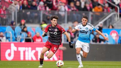 Alonso Coello (i) conduce el balón durante el Toronto-Charlotte del pasado 9 de marzo.