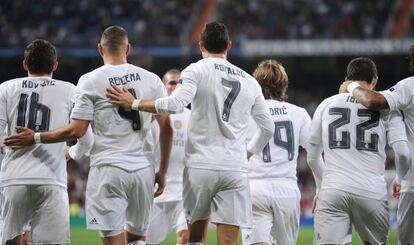 Cristiano celebra con Benzema, Kovacic, Modric e Isco tras marcar su segundo gol al Shakhtar el martes pasado.